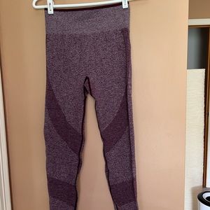 Pink seamless leggings. Maroon and white. Great condition size small.